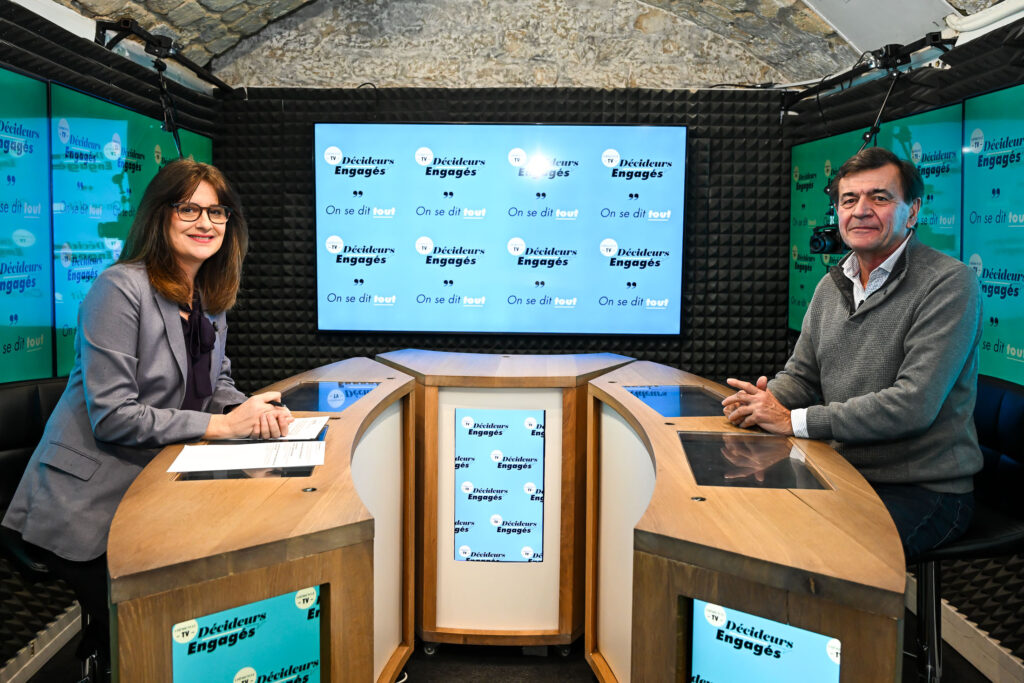 Louis Maurice et la journaliste Magali Forestier sur le plateau de l'émission Décideurs engagés de l'Hémicycle TV